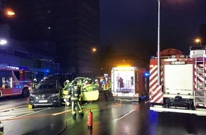 Feuerwehr Bochum: FW-BO: Verkehrsunfall mit einer eingeklemmten schwerverletzten PKW Beifahrerin
