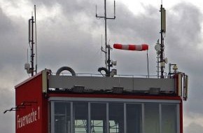 Feuerwehr Essen: FW-E: Teileinsturz der Dachkonstruktion eines Baumarktes in Essen