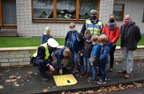 Polizei Paderborn: POL-PB: Gelbe Füße für einen sichereren Schulweg
