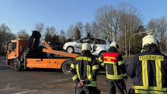 FW-AUR: Eingeschlossene Person nach Verkehrsunfall vermutet