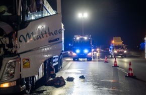 Feuerwehr Neuss: FW-NE: Zur richtigen Zeit am richtigen Ort: Feuerwehr Neuss löscht Lkw-Brand auf der A2 bei Hamm (Westfalen) | Spontane überörtliche Hilfe