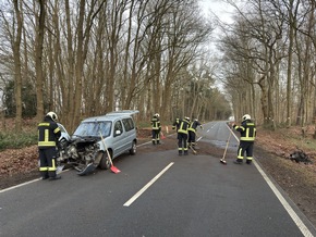 FW-AUR: Baum-Aufprall rei&szlig;t Motorblock aus PKW