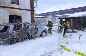 Freiwillige Feuerwehr Bedburg-Hau: FW-KLE: Gastank explodiert: Fahrzeugbrand schlägt auf Wohngebäude über