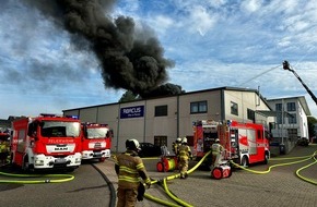 Feuerwehr Bergisch Gladbach: Feuer in Gewerbebetrieb im Stadtteil Frankenforst von Bergisch Gladbach