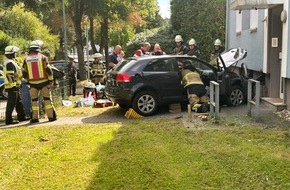 Feuerwehr Essen: FW-E: Pkw kollidiert mit Hauswand - Fahrerin eingeschlossen