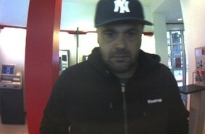 Polizei Bonn: POL-BN: Foto-Fahndung: Unbekannter hob mit gestohlener Bankkarte Geld ab - Wer kennt diesen Mann?