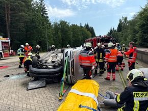 FW-AUR: Feuerwehr und Rettungsdienst trainieren komplexe Unfallszenarien