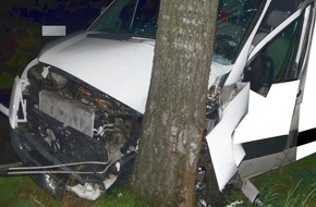Polizei Minden-Lübbecke: POL-MI: Unter Drogen? Fahrer lenkt Transporter gegen Baum
