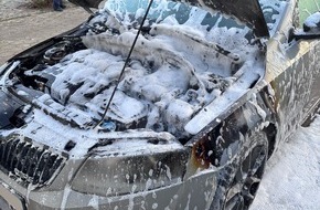 Feuerwehr Porta Westfalica: FW Porta Westfalica: 27.12.2025 - Eisbergen: Brand eines PKW vor einer Garage schnell gel&ouml;scht