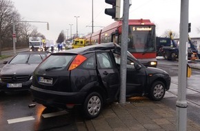 Polizei Braunschweig: POL-BS: Verletztes Kind bei Verkehrsunfall - Straßenbahnen aus der Weststadt konnten nicht in die Stadt