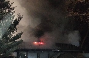 Feuerwehr Kirchhundem : FW-OE: Gartenhütte nur noch Raub der Flammen