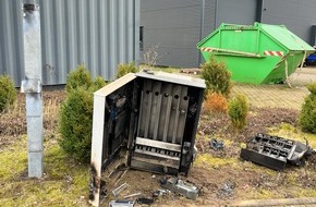 Kreispolizeibehörde Viersen: POL-VIE: Willich: Unbekannte schneiden Zigarettenautomat von Halterung