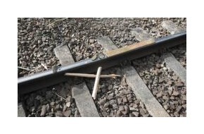 Bundespolizeiinspektion Flensburg: BPOL-FL: Glückstadt - Unbekannte legen Gegenstände auf die Gleise; Zug beschädigt