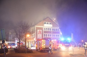 Kreisfeuerwehrverband Pinneberg: FW-PI: Barmstedt: Dachstuhlbrand eines Wohn- und Geschäftshauses