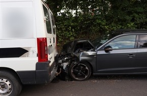 Kreispolizeibehörde Herford: POL-HF: Auffahrunfall - Vier Fahrzeuge beschädigt