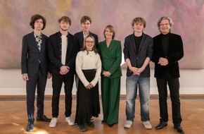 Children for a better World e.V.: Engagierte Jugendliche aus München mit dem CHILDREN JUNGEND HILFT Preis in Berlin geehrt