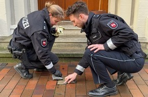 Polizeidirektion Osnabrück: POL-OS: Polizei Osnabrück gedenkt der Opfer des Nationalsozialismus - Reinigung der Stolpersteine