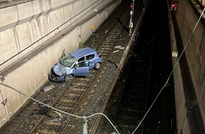 Polizei Duisburg: POL-DU: Dellviertel: Pkw stürzt in U-Bahn-Schacht: Zeugen gesucht