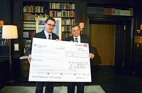 Deutsche Bahn AG: Bahn spendet 1,1 Millionen Euro für Flutopfer / Scheckübergabe an "Ein Herz für Kinder" / 550.000 Euro von Mitarbeitern / Deutsche Bahn verdoppelt Summe