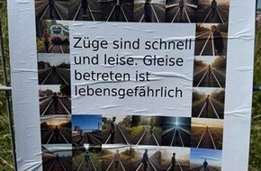 Bundespolizeidirektion Sankt Augustin: BPOL NRW: Präventionsveranstaltung der Bundespolizei: Schüler hängen selbst angefertigte Plakate auf.