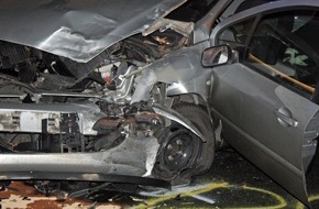 Kreispolizeibehörde Unna: POL-UN: Bönen - 27-Jähriger nach Verkehrsunfall eingeklemmt und schwer verletzt