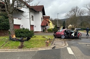 Polizeidirektion Kaiserslautern: POL-PDKL: Fahrer wollte sich einer Verkehrskontrolle entziehen und prallt gegen einen Baum - Fahrer schwer- und Beifahrerin leichtverletzt