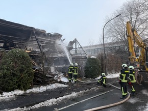 FW-AUR: Geb&auml;ude nach Durchz&uuml;ndung vollst&auml;ndig in Flammen