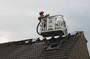 Feuerwehr Dinslaken: FW Dinslaken: Dachstuhlbrand in Dinslaken Bruch