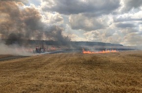Polizeidirektion Kaiserslautern: POL-PDKL: Mähdrescher gerät in Brand, Feuer schlägt auf Felder über