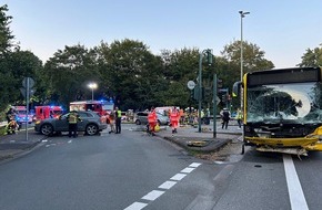 Feuerwehr Essen: FW-E: Schwerer Verkehrsunfall löst Großeinsatz für den Rettungsdienst aus - eine Person eingeklemmt