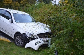 Kreispolizeibehörde Herford: POL-HF: Mercedes kommt von Fahrbahn ab - Unfall auf Umgehungsstraße
