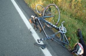 Polizeiinspektion Nienburg / Schaumburg: POL-STH: Rennradfahrer bei Verkehrsunfall schwer verletzt