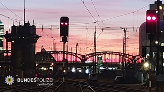 Bundespolizeidirektion München: Bundespolizeidirektion München: Schnellbremsung wegen Gleisläufer / Kurzzeitig alle Gleise am Hauptbahnhof gesperrt