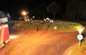 Kreispolizeibehörde Viersen: POL-VIE: Brüggen-Genrohe: Alleinunfall im Kreisverkehr endet glimpflich