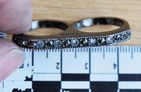Polizei Rhein-Erft-Kreis: POL-REK: Pressemeldung der Kreispolizeibehörde Rhein-Kreis-Neuss: Polizei stellt Beute sicher - Wer erkennt seinen Schmuck / Bedburg-Broich