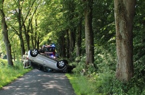 Polizei Coesfeld: POL-COE: Lüdinghausen, Berenbrock/ Gegen Baum geprallt und überschlagen