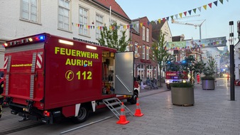 FW-AUR: Flammenüberschlag bedroht mehrere Gebäude