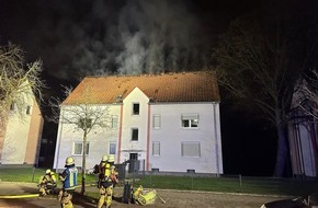 Feuerwehr Essen: FW-E: Dachstuhlbrand in Essen-Karnap - Feuerwehr bis in die Morgenstunden im Einsatz