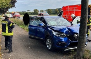 Polizei Minden-Lübbecke: POL-MI: Pkw kollidiert mit Baum
