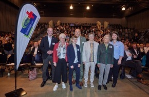 DRK Landesverband Niedersachsen e.V.: Rotes Kreuz hat heute 40 "Humanitäre Schulen" ausgezeichnet: Soziales Engagement verbessert die Zukunft
