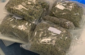 Polizei Münster: POL-MS: Mutmaßliche Drogenschmuggler mit einjährigem Kleinkind unterwegs - 5 Kilo Marihuana, 300 Gramm Kokain und Einhandmesser sichergestellt