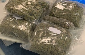 Polizei Münster: POL-MS: Mutmaßliche Drogenschmuggler mit einjährigem Kleinkind unterwegs - 5 Kilo Marihuana, 300 Gramm Kokain und Einhandmesser sichergestellt