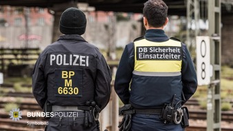 Bundespolizeidirektion M&uuml;nchen: Bundespolizeidirektion M&uuml;nchen: Erst blankgezogen, dann festgenommen / Senior uriniert gegen S-Bahn und greift Bundespolizisten an