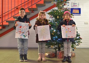 Die schönste Weihnachtskarte kommt aus Wiehl: Grundschüler gestalten Weihnachtspost
