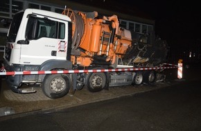 Polizeidirektion Hannover: POL-H: Zeugenaufruf: Unbekannte Täter setzen Saug-/Druck-Lkw in Garbsen in Brand - Wer kann Hinweise geben?