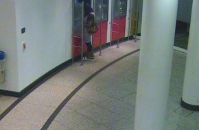 Polizei Düsseldorf: POL-D: "MK Kettwiger" - Erste Ermittlungsansätze im Fall des toten Rentnerpaares in Flingern - Wer kennt die Geldabheberin? - Polizei fahndet mit Fotos aus der Überwachungskamera