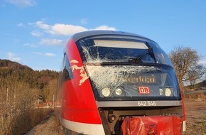 Bundespolizeiinspektion Kassel: BPOL-KS: Bundespolizei ermittelt - Bagger kollidiert mit Regionalbahn Personen stoppen Zugverkehr