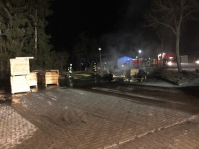 FW Borgentreich: Brand einer Lagerhalle in Körbecke. 87 Einsatzkräfte konnten eine Brandausbreitung verhindern.