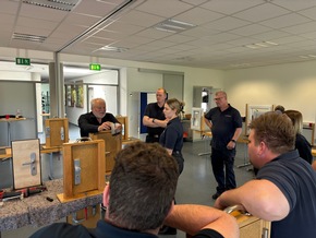 FW Weinheim: Feuerwehr Weinheim baut Kompetenz bei T&uuml;r&ouml;ffnungen weiter aus