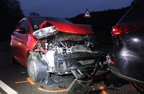 Polizei Rheinisch-Bergischer Kreis: POL-RBK: Odenthal - Zwei Leichtverletzte bei Auffahrunfall auf der L 101